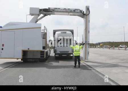 Schleiz, Germany. 26th Apr, 2017. A customs officer directs a truck throw a mobile X-ray scanner at a rest area of the Autobahn 9 near Schleiz, Germany, 26 April 2017. Passenger cars and trailer trucks were checked as part of a large control operation conducted by the Police, Customs, the Office for Occupational Safety and the Environmental Office. Photo: Bodo Schackow/dpa-Zentralbild/dpa/Alamy Live News