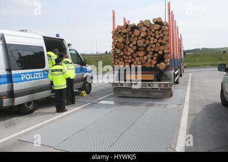 Schleiz, Germany. 26th Apr, 2017. A wood transporter being weighed on Police mobile scales at a rest area of the Autobahn 9 near Schleiz, Germany, 26 April 2017. Passenger cars and trailer trucks were checked as part of a large control operation conducted by the Police, Customs, the Office for Occupational Safety and the Environmental Office. Photo: Bodo Schackow/dpa-Zentralbild/dpa/Alamy Live News