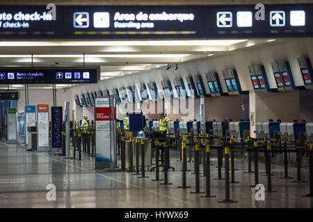 Buenos Aires, Argentina. 6th Apr, 2017. Staff members stand at airport terminal during a national strike in Buenos Aires, Argentina, on April 6, 2017. Credit: Martin Zabala/Xinhua/Alamy Live News Stock Photo