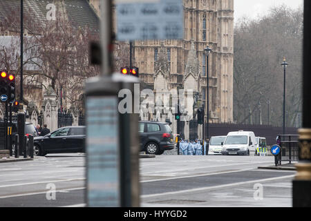 London, UK. 23rd March, 2017. A police forensic team outside Parliament following the terror attack on Westminster Bridge and the Palace of Westminste Stock Photo