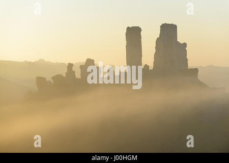 Corfe Castle, Dorset, UK. 8th April 2017. Glorious misty crisp sunrise over the Isle of Purbeck and the iconic, historic ruins of Corfe Castle. © DTNews/Alamy Live