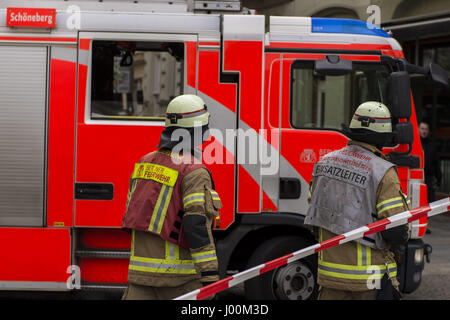 Berlin, Germany. 8th Apr, 2017. In the Berlin city district Schoeneberg a fire broke out in two apartments and the roof of a tenement house in Nollendorfstrasse. The fire brigade and the police are on duty with a large squad. Credit: Jan Scheunert/ZUMA Wire/Alamy Live News Stock Photo