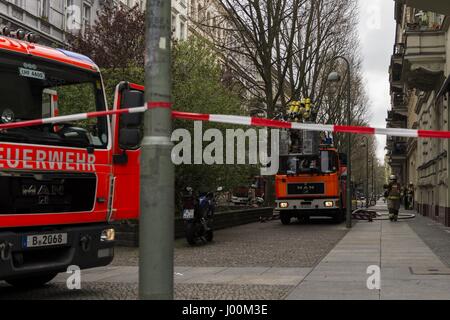Berlin, Germany. 8th Apr, 2017. In the Berlin city district Schoeneberg a fire broke out in two apartments and the roof of a tenement house in Nollendorfstrasse. The fire brigade and the police are on duty with a large squad. Credit: Jan Scheunert/ZUMA Wire/Alamy Live News Stock Photo
