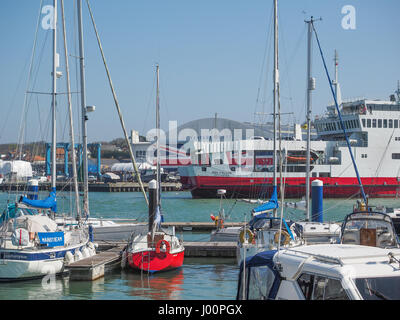 Cowes, Isle of Wight, UK. 8th Apr, 2017. the new £3.2 million chain ferry Floating Bridge no6 is towed across the Solent into Cowes harbour harbor and moored up in East Cowes waiting to be located in the newly adapted quays to take cars and foot passengers across between East and West Cowes, due to be ready for service next month. Stock Photo