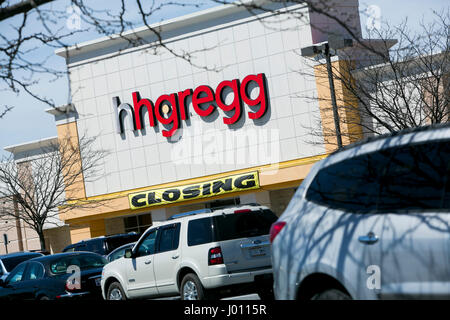 Rockville, Maryland, USA. 8th April, 2017. A store closing banner outside of an hhgregg, inc., retail store in Frederick, Maryland on April 8, 2016. The electronics and appliance retailer announced that it will be closing all of its 220 stores and ceasing operations following its bankruptcy filing. Credit: Kristoffer Tripplaar/Alamy Live News Stock Photo