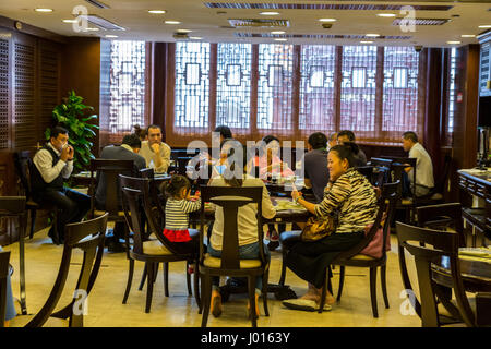 China, Shanghai.  Diners at the Nanxiang Dumpling Restaurant, Yuyuan Garden. Stock Photo