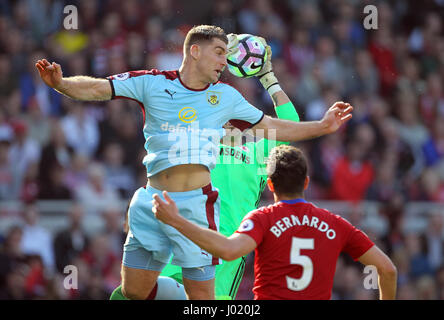 Burnley's Sam Vokes (left) and Middlesbrough goalkeeper Victor Valdes battle for the ball during the Premier League match at the Riverside Stadium, Middlesbrough. Stock Photo