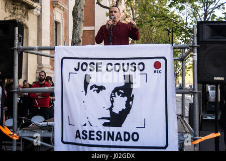 Madrid, Spain. 9th Apr, 2017. David Couso, brother of Jose Couso (cameraman who was one of the journalist deaths by U.S. fire after a tank fired at the Palestine Hotel in Baghdad in Iraq during the 2003 Iraq invasion), protesting in front of the U.S embassy in Madrid, Spain. Credit: Marcos del Mazo/Alamy Live News Stock Photo