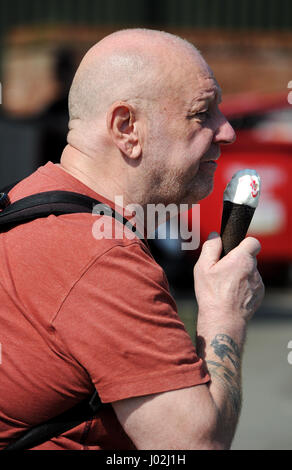 Heaton Park, Manchester, UK. 9th April, 2017. Glorious warm spring sunshine the perfect excuse for a cooling ice cream at Heaton Park, Manchester. Picture by Paul Heyes, Sunday April 09, 2017. Credit: Paul Heyes/Alamy Live News