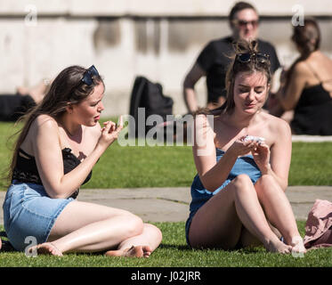 London, UK. 9th Apr, 2017. UK Weather: Londoners enjoy the hottest day of the year so far in Greenwich Park with temperatures reaching over 25C Credit: Guy Corbishley/Alamy Live News Stock Photo