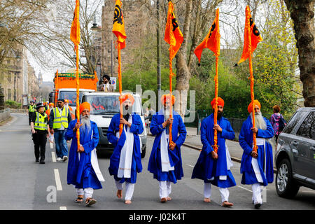 Glasgow, Scotland, UK. 9th April, 2017. More than 1000 members of Scotland's Sikh community met in Glasgow to celebrate the historical and religious festival of VAISAKHI by parading from the GURU NANAK temple in Otago Street to the Central Gurdwara in Berkeley Street. At Berkeley Street after prayers and blessings the parade, thronged to more than 2000 and to the background music of bagpipes played by local children continued on to Pollokshields district for a street fair and further celebrations. Credit: Findlay/Alamy Live News Stock Photo