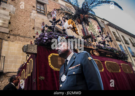 Madrid, Spain. 9th April, 2017. first procession of the easter week on the streets of Madrid, Spain. Credit: Alberto Sibaja Ramírez/Alamy Live News Stock Photo