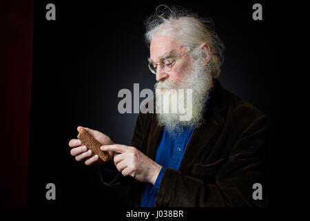 Portrait de Irving (Leonard) Finkel, archelogue-assyriologue, specialiste de l'Ancienne Mesopotamie au Department du Moyen-Orient du British-Museum a  Stock Photo