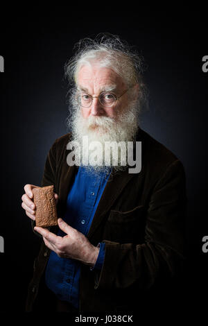 Portrait de Irving (Leonard) Finkel, archelogue-assyriologue, specialiste de l'Ancienne Mesopotamie au Department du Moyen-Orient du British-Museum a  Stock Photo