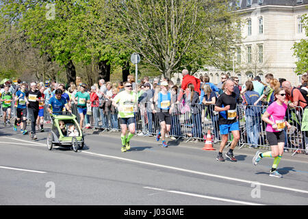 Marathon,10 km Lauf, inline Halbmarathon ,Handbike Halbmarathon ,Walking, Fun Run ,Nordic Walking, Kinderlauf in Hannover 2017 Stock Photo