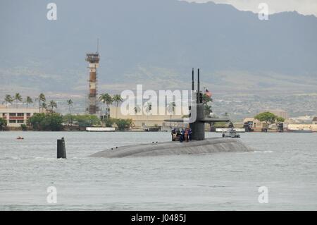 The USN Los Angeles-class fast-attack submarine USS Bremerton departs the Joint Base Pearl Harbor-Hickam April 5, 2011 in Pearl Harbor, Hawaii.      (photo by MCS2 Ronald Gutridge /US Navy  via Planetpix) Stock Photo