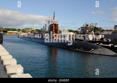 The USN Los Angeles-class fast-attack submarine USS Santa Fe returns to the Joint Base Pearl Harbor-Hickam August 24, 2011 in Pearl Harbor, Hawaii.      (photo by MCS2 Ronald Gutridge /US Navy  via Planetpix) Stock Photo