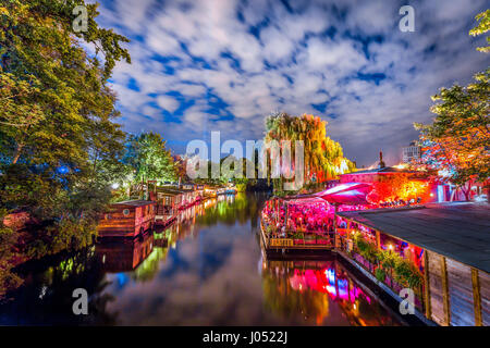 Panoramic view of young people partying in an open-air outdoor club at famous Flutgraben water canal on a beautiful warm summer night, Berlin, Germany Stock Photo