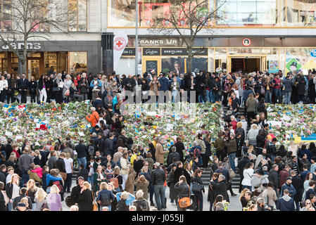 Stockholm, Sweden. 9th Apr, 2017. People offer their condolences for the victims of the truck attack in Stockholm, Sweden, April 9, 2017. A truck rammed into people on a central Stockholm street before crashing into a department store on Friday, killing four and wounding 15 others. Nine wounded people are still hospitalized. Credit: Shi Tiansheng/Xinhua/Alamy Live News Stock Photo