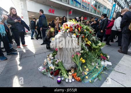 Stockholm, Sweden. 9th Apr, 2017. Flowers and candles are seen near the site of the truck attack as people offer their condolences for the victims in Stockholm, Sweden, April 9, 2017. A truck rammed into people on a central Stockholm street before crashing into a department store on Friday, killing four and wounding 15 others. Nine wounded people are still hospitalized. Credit: Shi Tiansheng/Xinhua/Alamy Live News Stock Photo