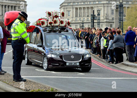 London, UK. 10th Apr, 2017. A police officer bows her head as the funeral cortege of PC Keith Palmer passes over Lambeth Bridge on its way from Westminster to Southwark Cathedral Credit: PjrNews/Alamy Live News Stock Photo