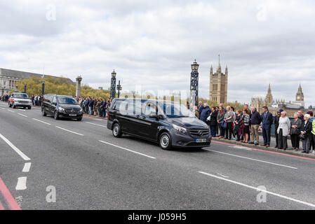 London, UK. 10th Apr, 2017. Mourners pay their respects as the cortege for PC Keith Palmer passes by on Lambeth Bridge. PC Palmer was killed in last month's attack in Westminster. 5,000 police officers have lined the funeral route from Westminster Abbey to Southwark Cathedral. Credit: Stephen Chung/Alamy Live News Stock Photo