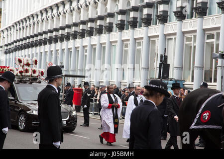 London, UK. 10th Apr, 2017. Police officers in Southwark as the funeral procession of PC Keith Palmer makes its way to Southwark Cathedral. Credit: Thabo Jaiyesimi/Alamy Live News Stock Photo