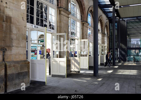 Kingston-upon-Hull,East Riding Yorkshire,UK:Tourist and local people enjoy the bright warm sunny weather in the UK 2017 city of culture. Stock Photo