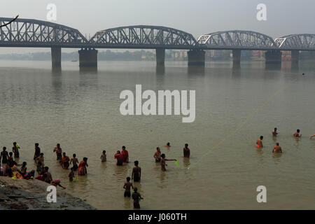 People bathing in hooghly river, kolkata, west bengal, india, asia Stock Photo