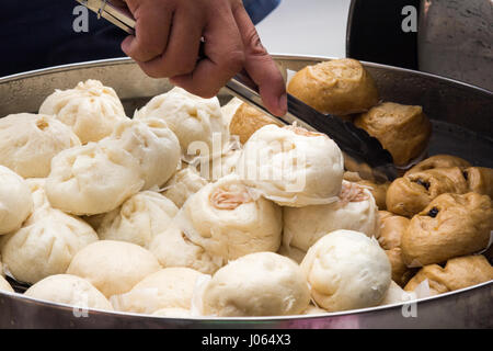Chinese steamed pork buns on a street food stall in CHinatown, Bangkok Stock Photo
