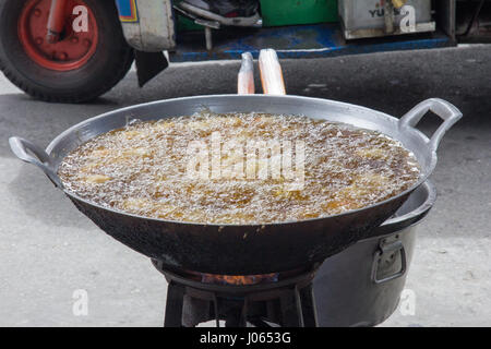 https://l450v.alamy.com/450v/j0653g/dangerous-pan-full-of-boiling-oil-on-a-street-in-chinatown-bangkok-j0653g.jpg