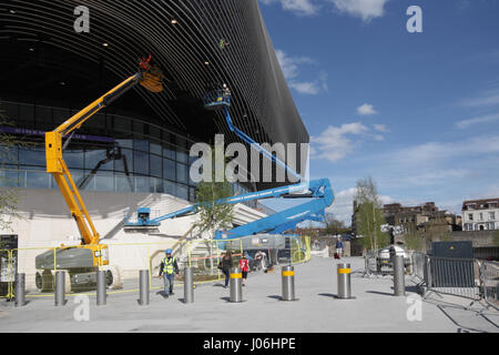 Finishing touches to the new Watermark restaurant and Showcase Cinema complex in the WestQuay Shopping Centre. Stock Photo