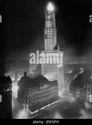 Woolworth Building Illuminated at Night, New York City, New York, USA, Detroit Publishing Company, 1915 Stock Photo