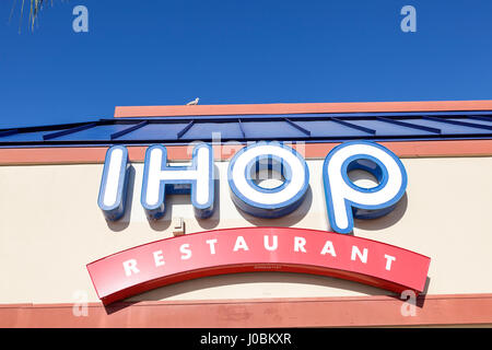 USA標識看板　アイホップ IHOP Restaurant sign USA Stock Photo - Alamy