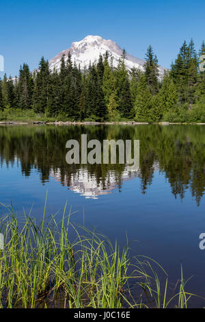 Mount Hood, part of the Cascade Range, reflected in the still waters of Mirror Lake, Pacific Northwest region, Oregon, USA Stock Photo