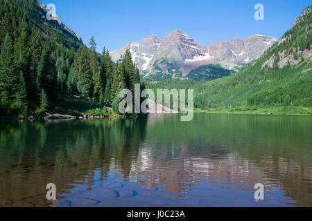 Majestic Maroon Bells peaks and Maroon Lake on a sunny day and blue sky ...