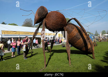 willow bee sculpture - Google Search  Environmental art, Sculptures,  Insect art