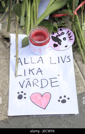 11th April 2017.  A pet lover's hand written phrase 'Alla livs lika Varde' approximate meaning 'All lives of equal value' sitting next to a pile of flowers, in remembrance of an animal, a dog named Iggy, a four-legged casualty among humans, by the Stockholm terrorist truck attacker. Sweden. Credit: BasilT/Alamy Live News Stock Photo
