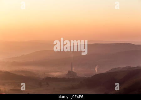 Sunrise on Mam Tor , near Castleton , Peak District , Derbyshire.  View from the top of Mam Tor looking into Hope Valley. Hope cement works Stock Photo