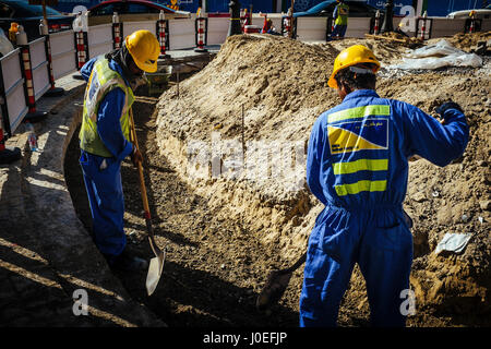 Builders, Dubai Marina, Dubai, UAE Stock Photo: 31610556 - Alamy