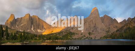 Sunrise overlooking Lonsome Lake and Pingora Peak (right of center) and the Cirque of the Towers, in the Wind River Range, Shoshone National Forest, W Stock Photo