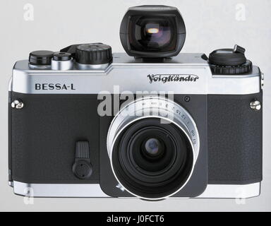 AJAXNETPHOTO. UNITED KINGDOM. - BESSA L CAMERA - NEW VOIGTLANDER VIEWFINDER 35MM FILM CAMERA MANUFACTURED BY COSINA CO OF JAPAN FITTED HERE WITH 25MM WIDE VOIGTLANDER SKOPAR LENS.  PHOTO:COSINA CO JAPAN PRESS HAND-OUT/AJAX REF:BESSA L 25W Stock Photo