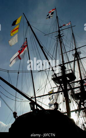 AJAXNETPHOTO. 21ST OCTOBER,2004. PORTSMOUTH, ENGLAND. - TRAFALGAR DAY 2004 - ENGLAND EXPECTS...NELSON'S  FAMOUS SIGNAL FLYING RESPLENDANTLY IN THE STORM SHROUDED RIGGING OF HMS VICTORY. PHOTO:JONATHAN EASTLAND/AJAX.  REF: 42110/1087 Stock Photo