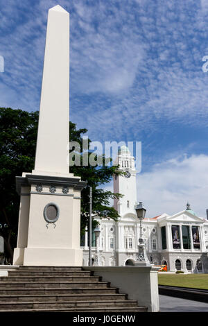 The Dalhousie Obelisk with the Victoria Theatre and Concert Hall in the background, the Espanade, Singapore Stock Photo