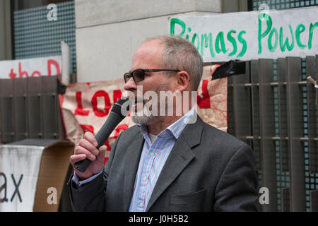 London, UK. 13th Apr, 2017. Duncan Law from Biofuelwatch outside the London  of Schroders one of Drax power station's biggest investors, claiming that it is a waste of money and only burns unsustainable fuels like coal, wood and gas, all of which are major contributors to global warming. Credit: Steve Parkins/Alamy Live News Stock Photo