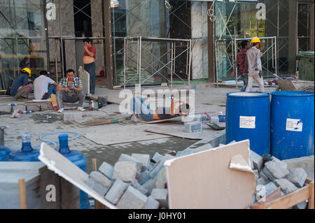 26.01.2017, Yangon, Republic of the Union of Myanmar, Asia - Construction workers are having their lunch break on a building site in Yangon. Stock Photo