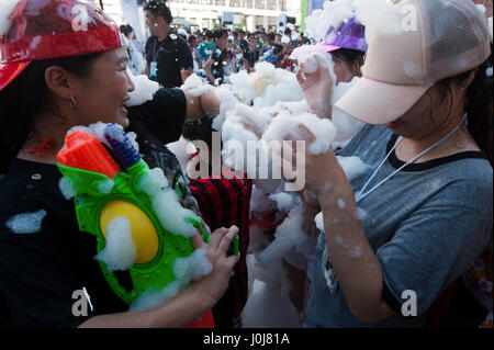 Bangkok, Thailand. 13th Apr, 2017. 13 April, 2017. Revellers enjoy foam and splashing water during Songkran Festival celebrations in Bangkok, Thailand. Credit: Anusak Laowilas/Pacific Press/Alamy Live News Stock Photo