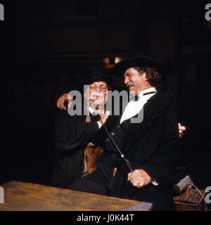 Warten auf Godot, Schauspiel von Samuel Beckett in einer Inszenierung der Münchner Kammerspiele, Deutschland 1984, Regie: Rüdiger Graf, Darsteller: Thomas Holtzmann, Claus Eberth Stock Photo