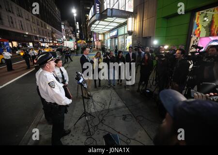 New York, USA. 14th Apr, 2017. Large police drive, rescuers outside the Macy's department store in Manhattan, New York, late Friday night, 14. The city police chief reported at a news conference in front of the store whether it was a fake bullet of shots , Which generated great concern of clients in the region, which today was with an above average movement due to the Easter holiday. (PHOTO: WILLIAM VOLCOV/ BRAZIL PHOTO PRESS) Credit: Brazil Photo Press/Alamy Live News Stock Photo