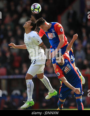Leicester City's Daniel Amartey (left) and Crystal Palace's Martin Kelly (right) battle for the ball in the air during the Premier League match at Selhurst Park, London. PRESS ASSOCIATION Photo. Picture date: Saturday April 15, 2017. See PA story SOCCER Palace. Photo credit should read: Adam Davy/PA Wire. RESTRICTIONS: No use with unauthorised audio, video, data, fixture lists, club/league logos or 'live' services. Online in-match use limited to 75 images, no video emulation. No use in betting, games or single club/league/player publications.
